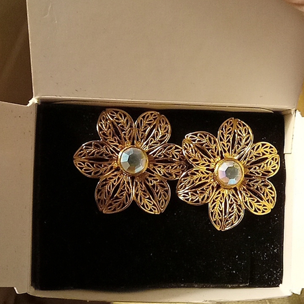 Vintage 1980's retired filigree flower AB center "Glistening Petal" Avon